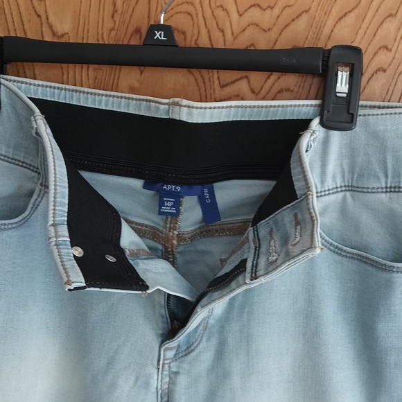 APT. 9 Women's blue/ white Capri jeans. - Picture 6 of 8